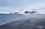 Vapor formado pelo encontro da água quente vulcânica com o ar gelado polar na praia de Deception Island, na Antártida